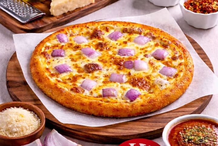 Delicious Cheese Onion Pizza